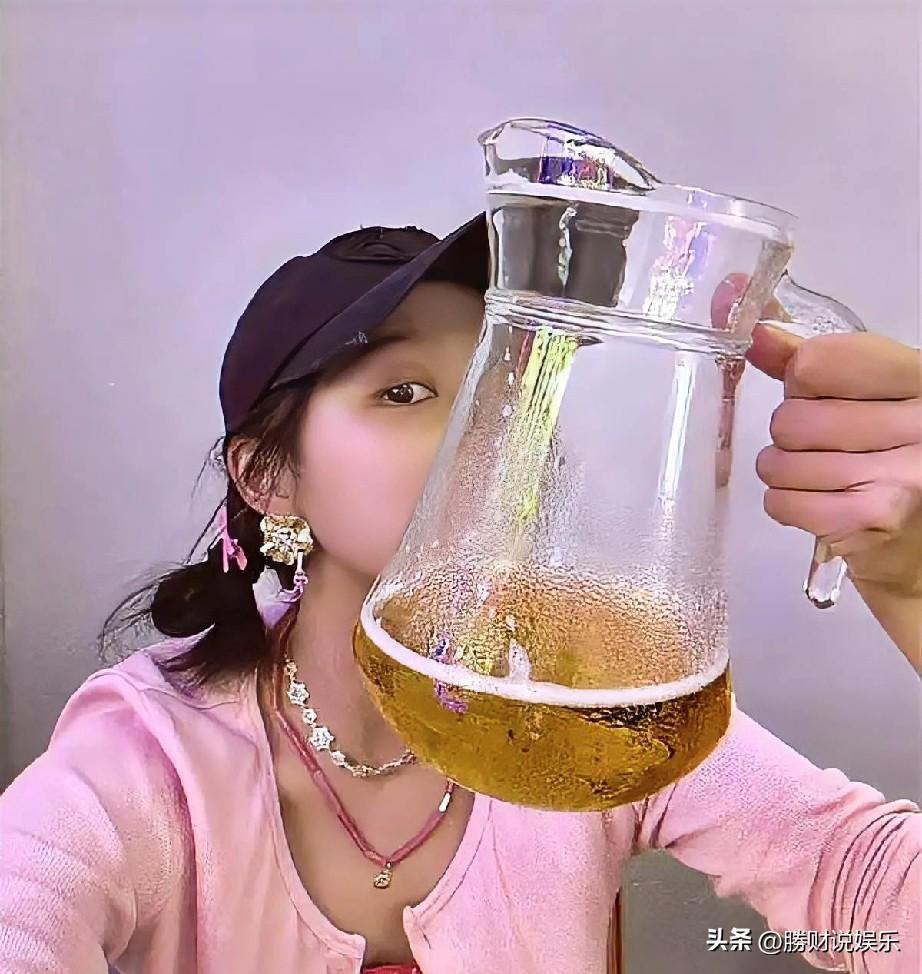 关晓彤深夜晒自拍与朋友圈小酌，分享成长感悟，引来网友热议。
关晓彤作为年轻演员，