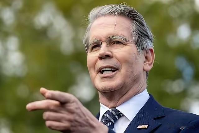 老油条碰上老油条。
​美国参议院听证会。
​参议员沃伦质询财政部长贝森特：食品杂