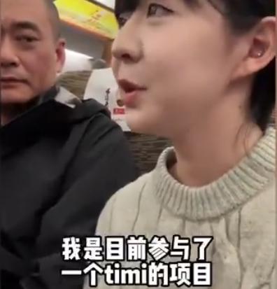 《高铁聊天必备》：优质女生如何反搭讪邻座油腻大叔。寒假临近，大学生放假回乡。高铁