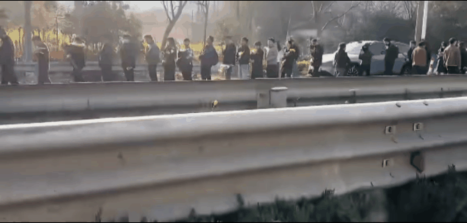 张雪峰送别仪式，有一幕很震撼：

一个网友开着车从门口路过，开了将近5分钟，排的