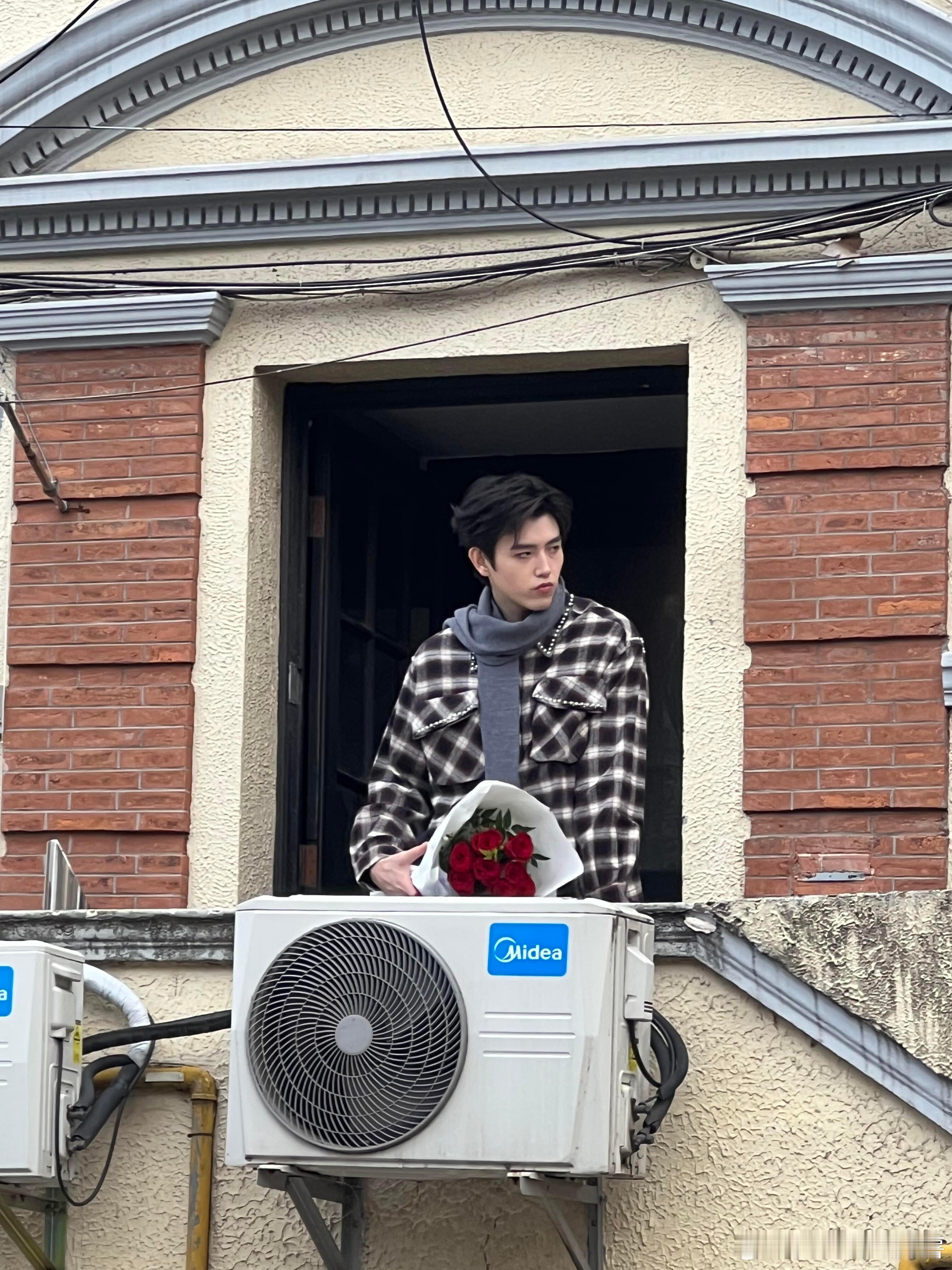 陈飞宇什么时候才能原谅现偶手持玫瑰过马路这视角直接心动了，优越外形与气质适配现偶