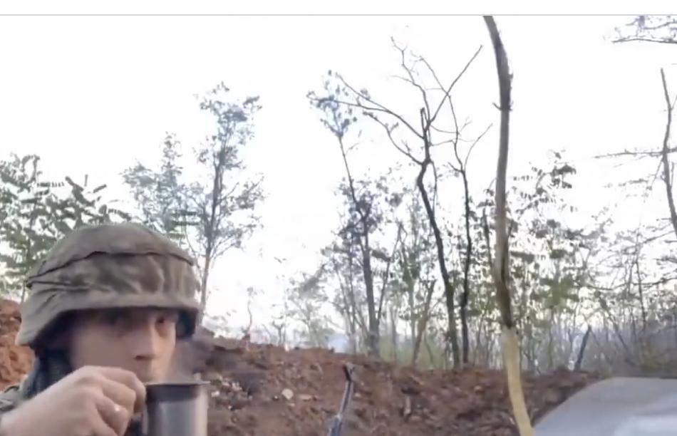【一名乌克兰士兵一边喝着早晨的咖啡，一边参与交火。】