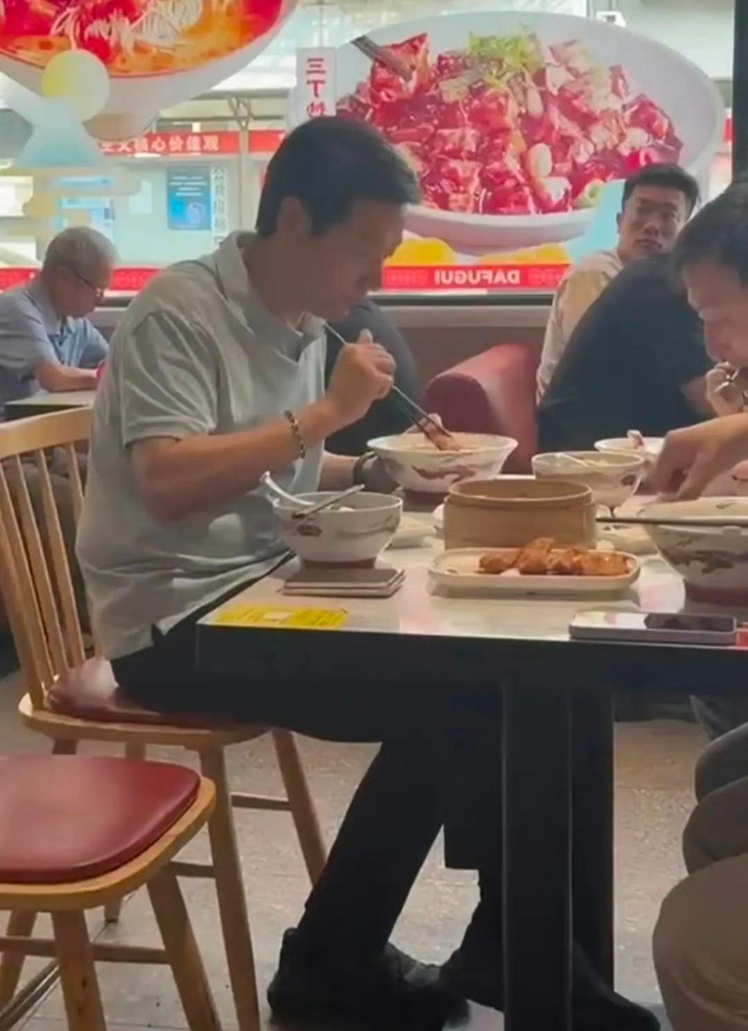 上次雷老板在武汉吃早餐被一大堆人拍，旁边吃饭的小孩哥都看不下去了！
估计这次不会