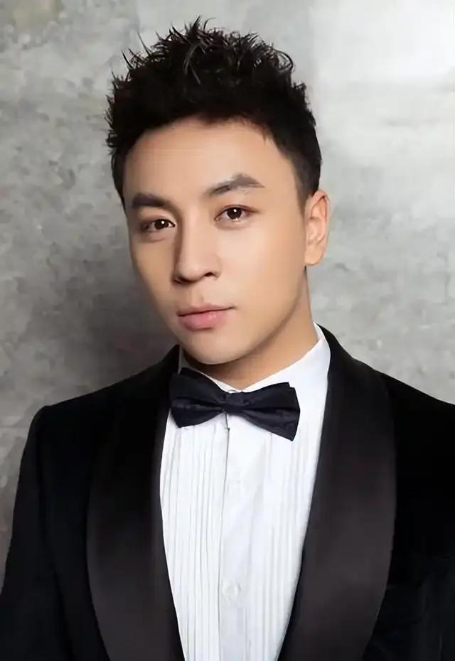 释小龙，昔日会武功的小童星，凭借可爱模样与利落身手，被视作功夫巨星接班人，红极一