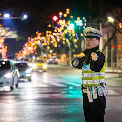大年初三血染街头！41岁民警以身挡刀，用生命护住万千百姓
 
2018年农历大年