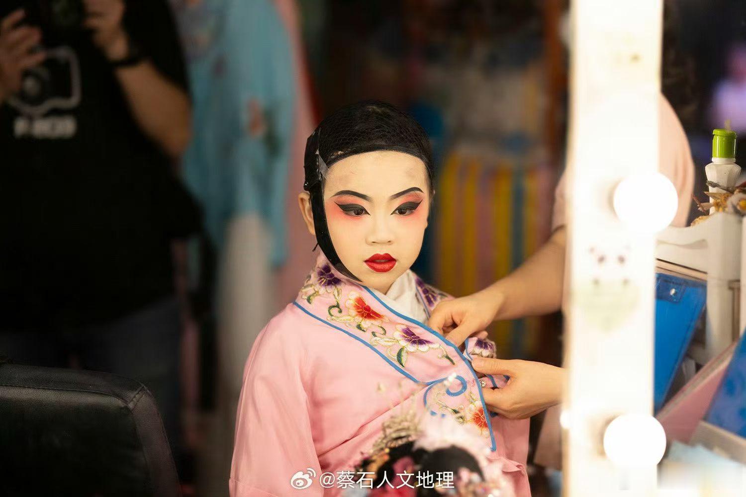 蔡石人文地理  如果我说佳能的RF 85 1.2 DS版镜头是当之无愧的虚化之神