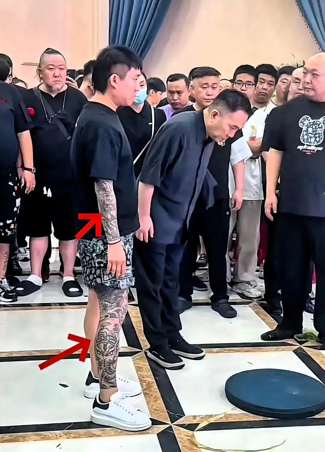 杨少华先生的追悼会现场确实令人感慨万千。作为公众人物，本应庄严肃穆的场合却出现了