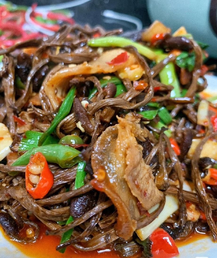 真的超佩服我婆婆，只要去饭店吃过一次的菜，回家马上能复刻出来，而且味道比饭店的还