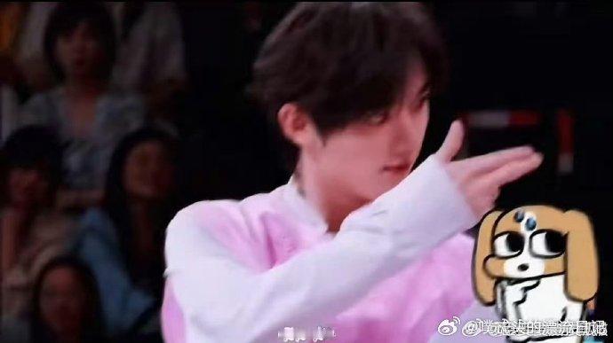 被丁程鑫圈粉了！娜扎喊他 “大哥” 时他的小表情好生动，节目里他又机灵又有梗，游