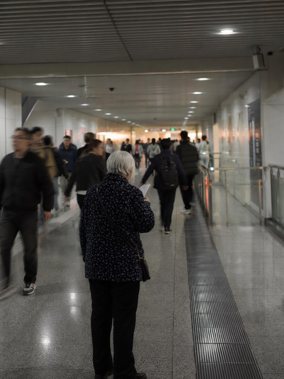 老人坐一趟地铁，难的真不只是走得慢。

年轻人进站、换乘、出站，一路跟着箭头走，