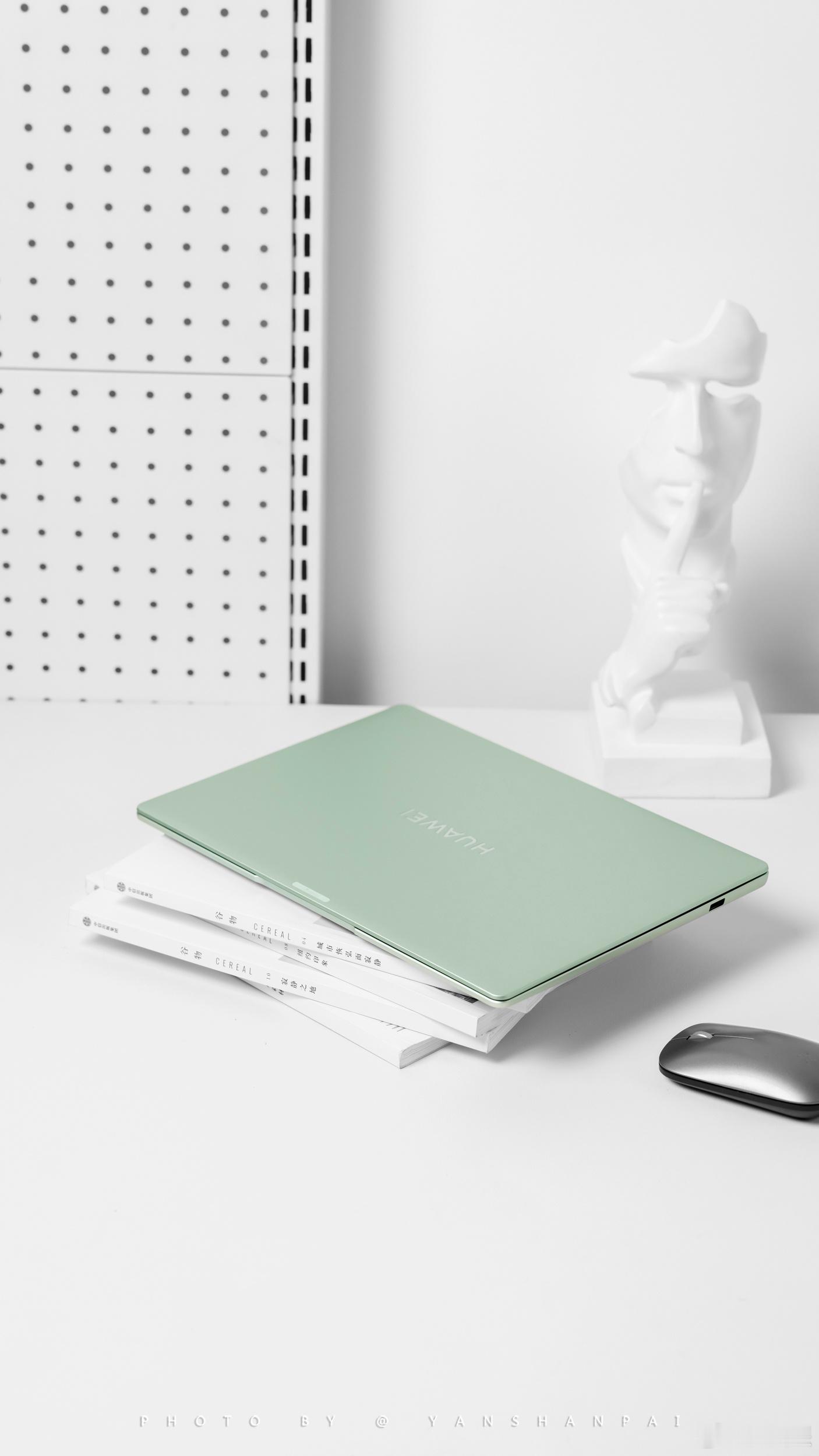 分享一组华为MateBook 14 鸿蒙版图赏。原野绿配色 + 圆形波点键盘设计