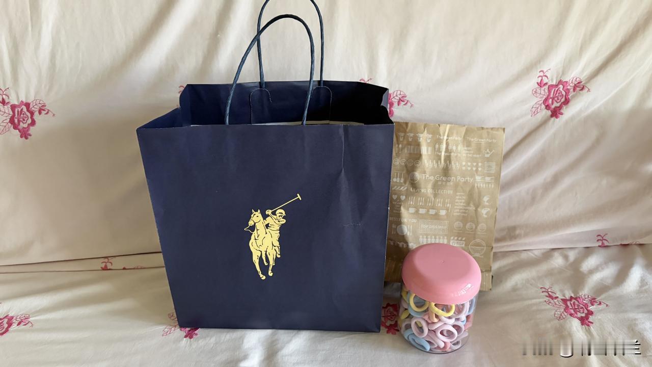买衣服，我还是喜欢到实体店里去买。


前几天，孙儿放学后，与同学一起在公园里玩