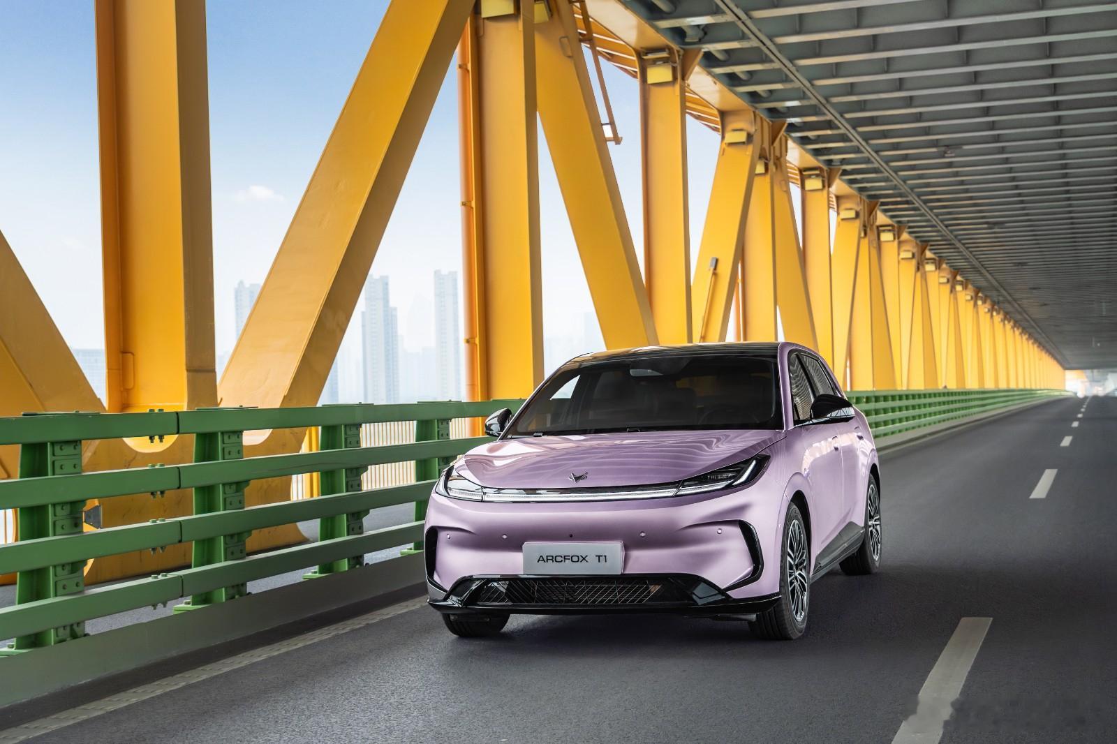 智能泊车辅助，极狐T1 新手停车零难度提到冬天开电动车，不少人脑海中浮现的是续航