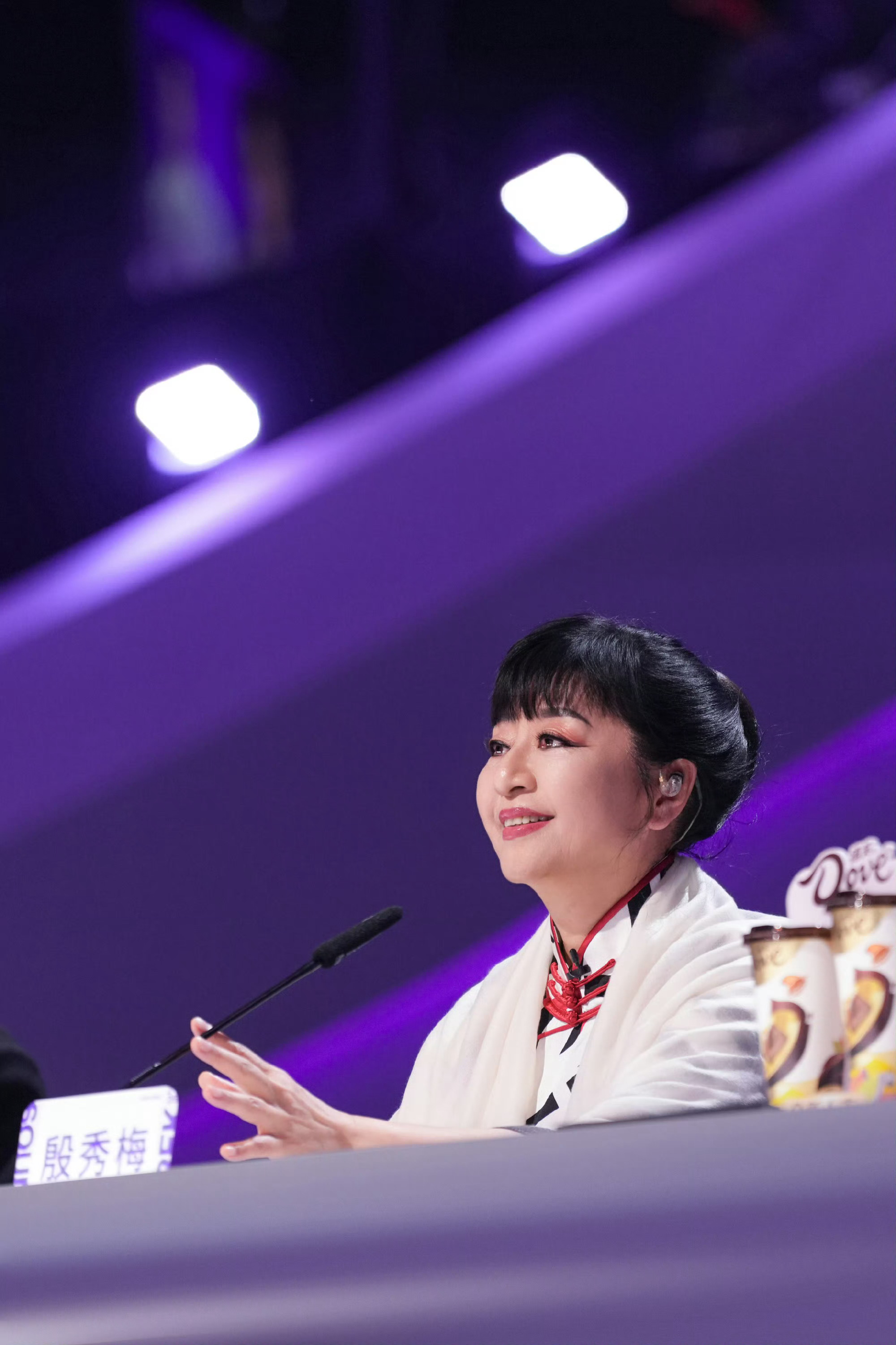 声鸣远扬官方太会拍了！每一张图片都储藏着声音，每一份声音都有回响，每一张鸣信片都