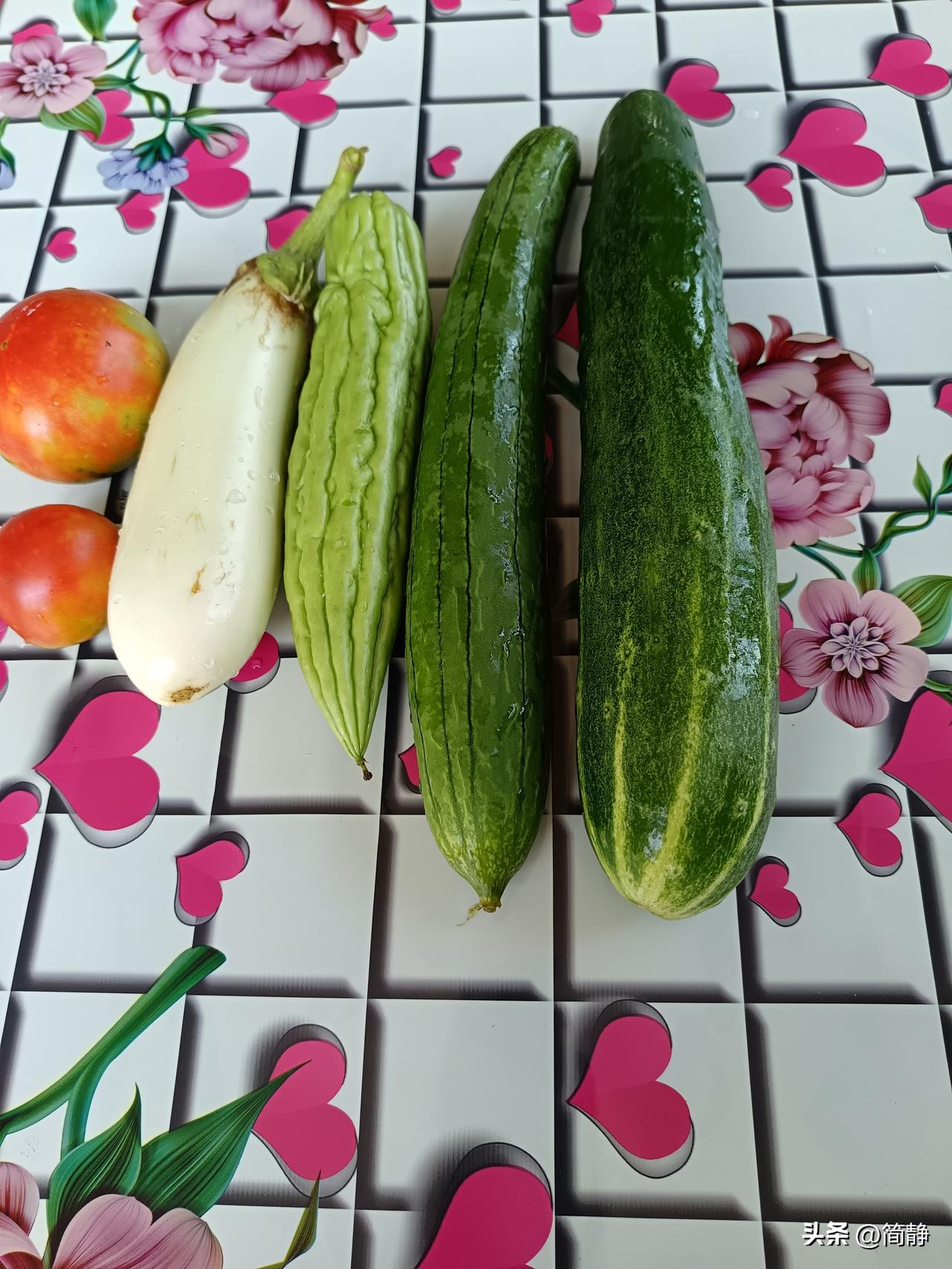跟大家分享丰收的喜悦，下图是我种的无公害纯绿色环保蔬菜，西红柿是自然熟透的，微酸