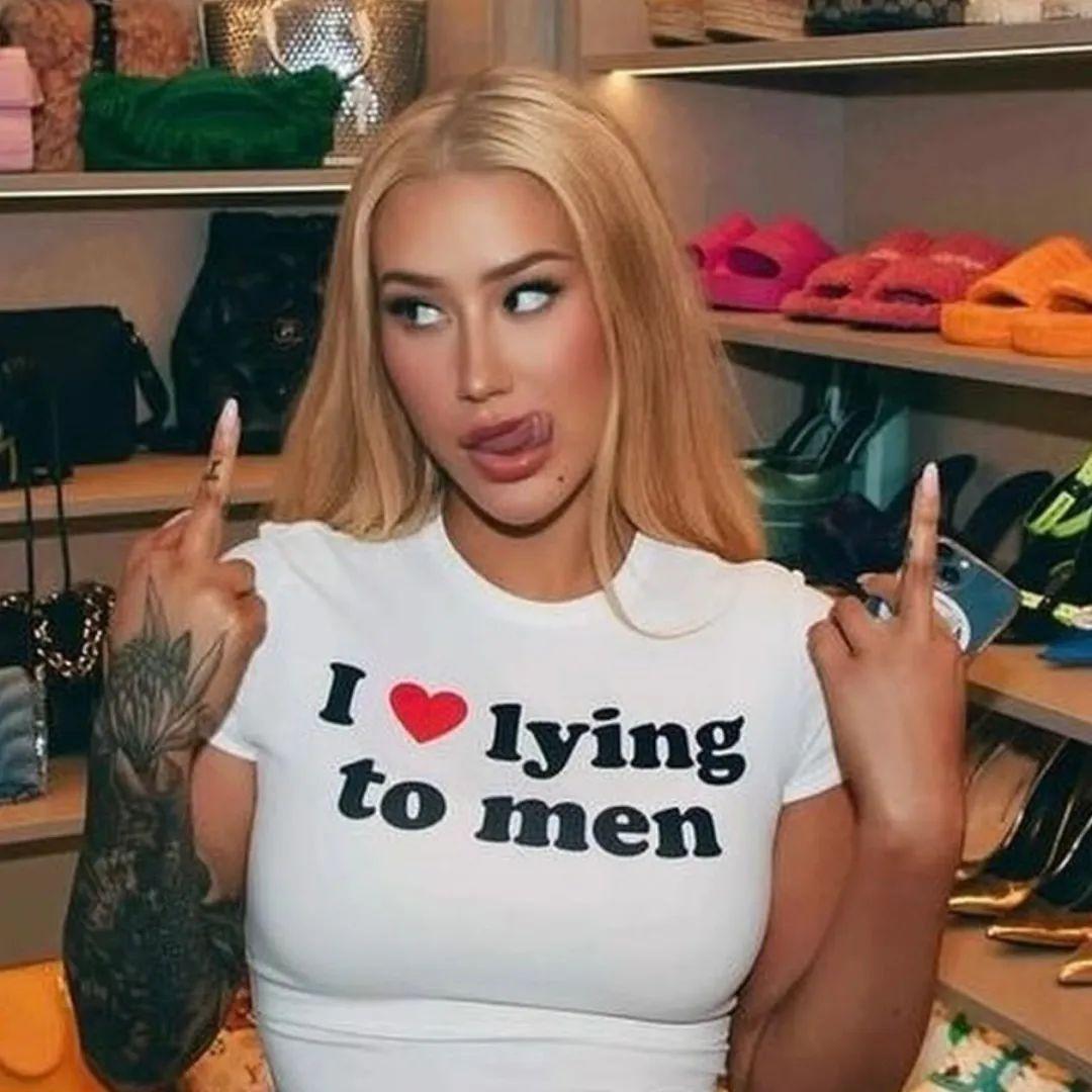 Iggy Azalea 最新宣布签约了新的唱片公司，准备东山再起。

签约唱片公