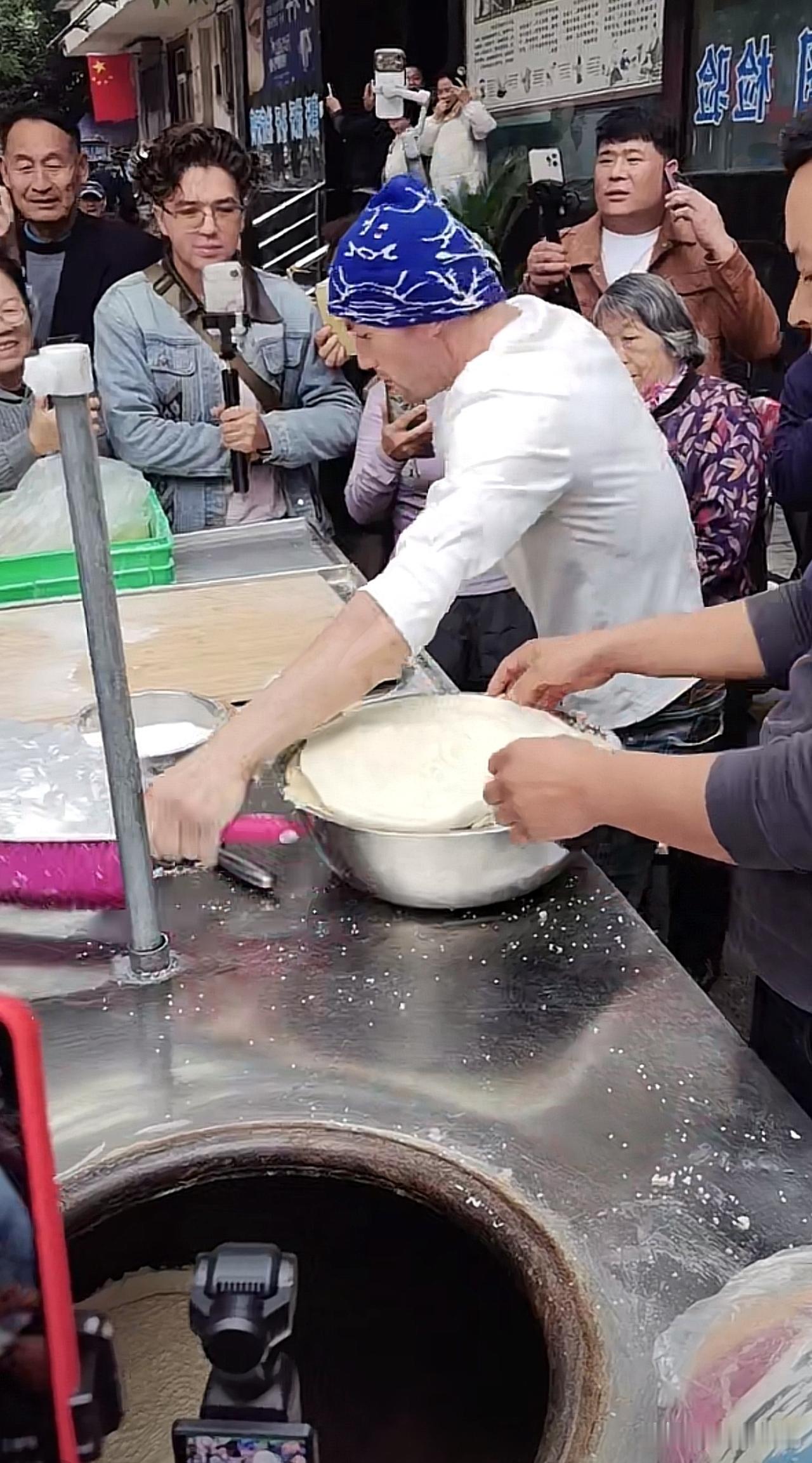 西安最近非常火的，馕饼哥[赞]