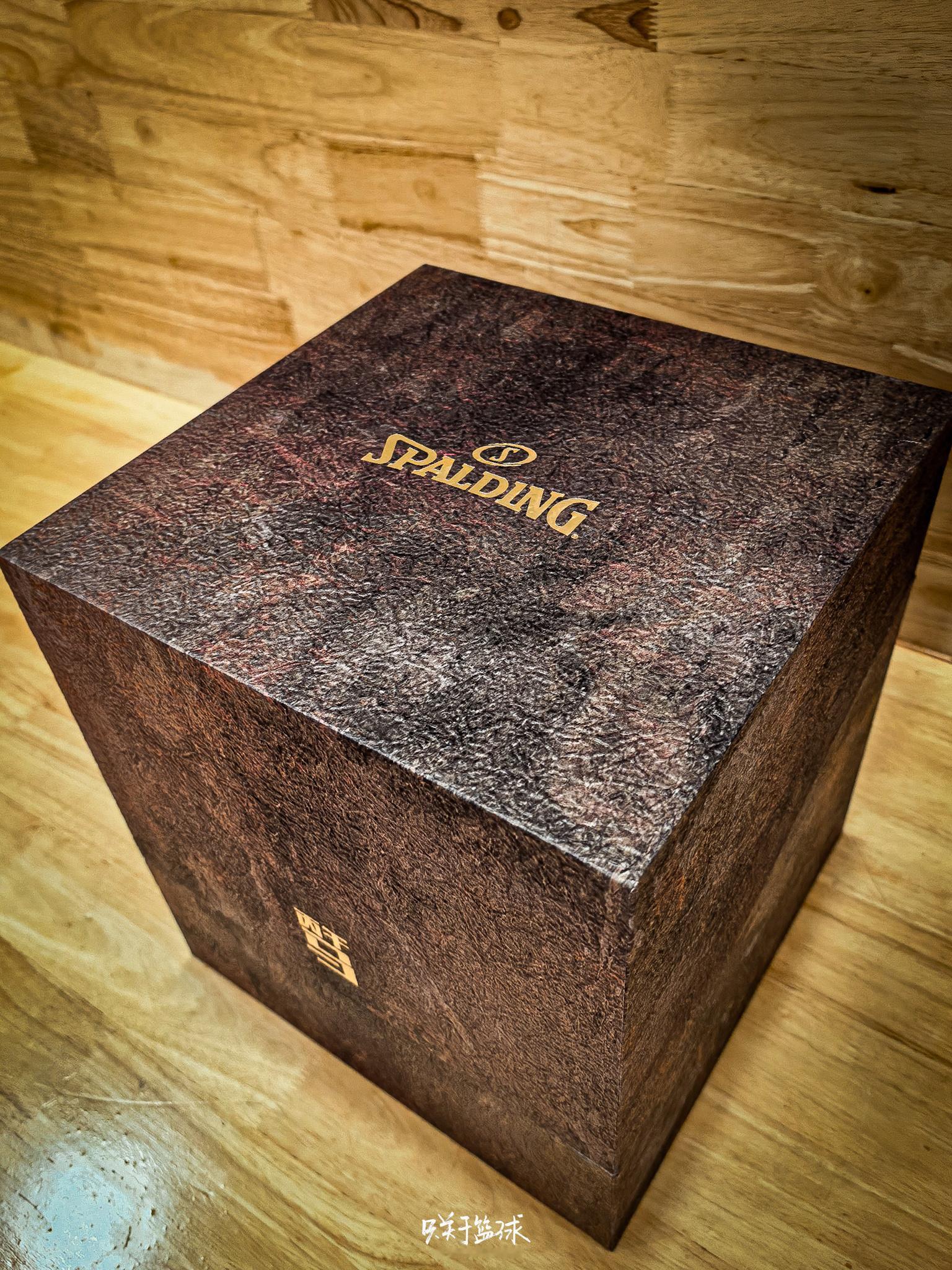 球鞋有马年配色，篮球也有，斯伯丁全球限量999颗的马年限量款。纯享版📷 只关于