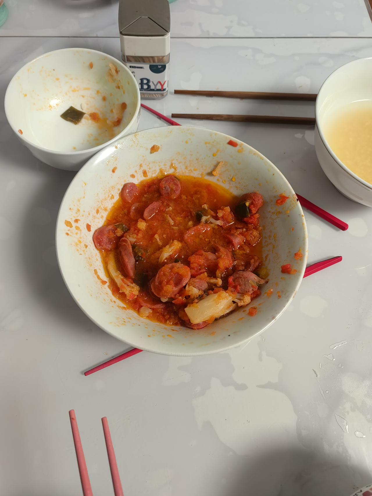 我发现，吃饱了就懒得做饭。
     下午三点，吃了几个剩饺子。直到傍晚五点半，