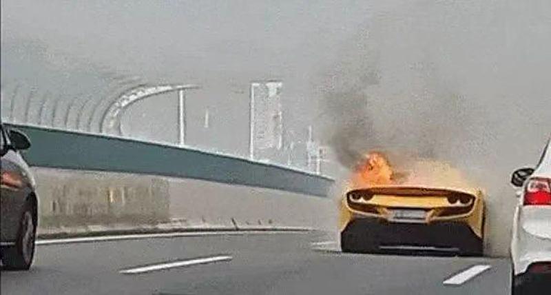 500万的法拉利原地烧没了！车主说，通过代驾借车给朋友使用，在代驾送车的途中，水