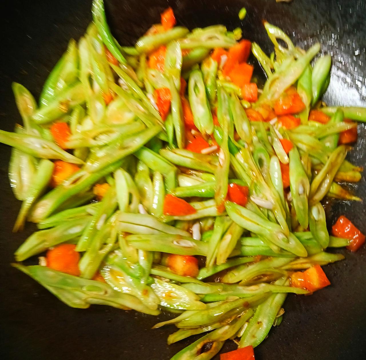老伴开始锻炼之后，一直坚持得挺不错，每周四天雷打不动。
锻炼这段日子，他总说浑身