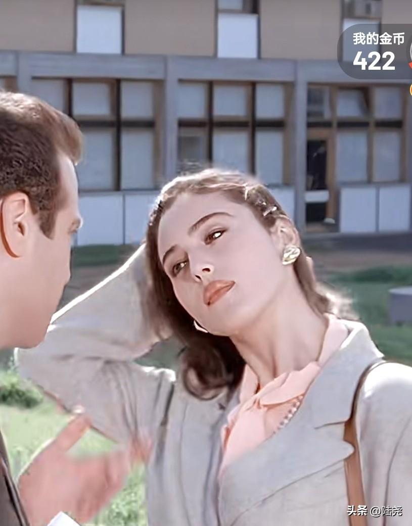 短剧作为一种强势的新兴媒介，它提供了一种高度娱乐化、戏剧化的世界观切片。对于价值