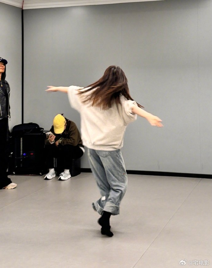 李小冉爱你老腿别人备战是紧张，她备战是给自己腿做思想工作，李小冉也太有活人感了 