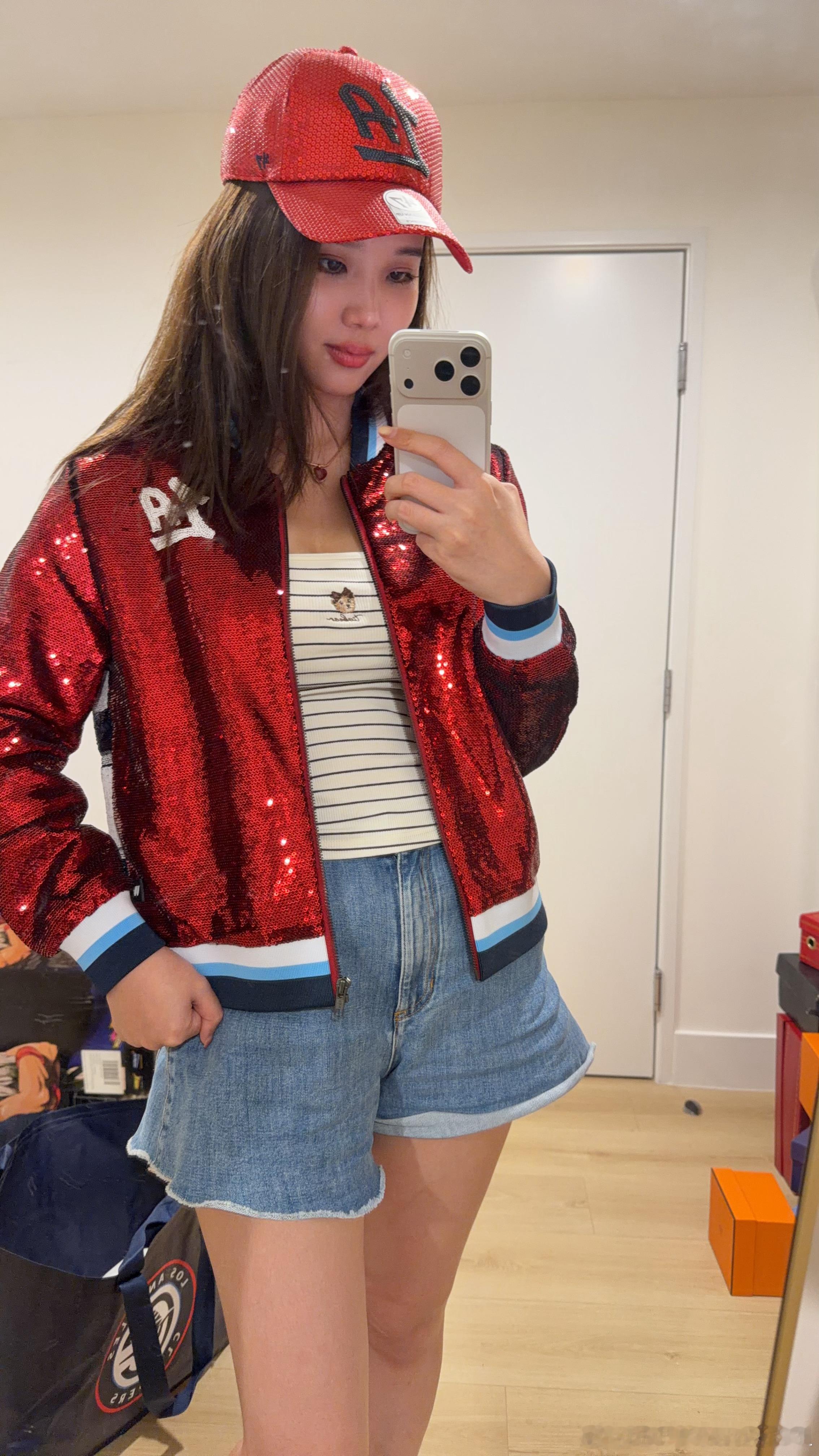 篮球nba快船 快船新赛季的一些单品，bling bling的棒球外套，红蓝两色