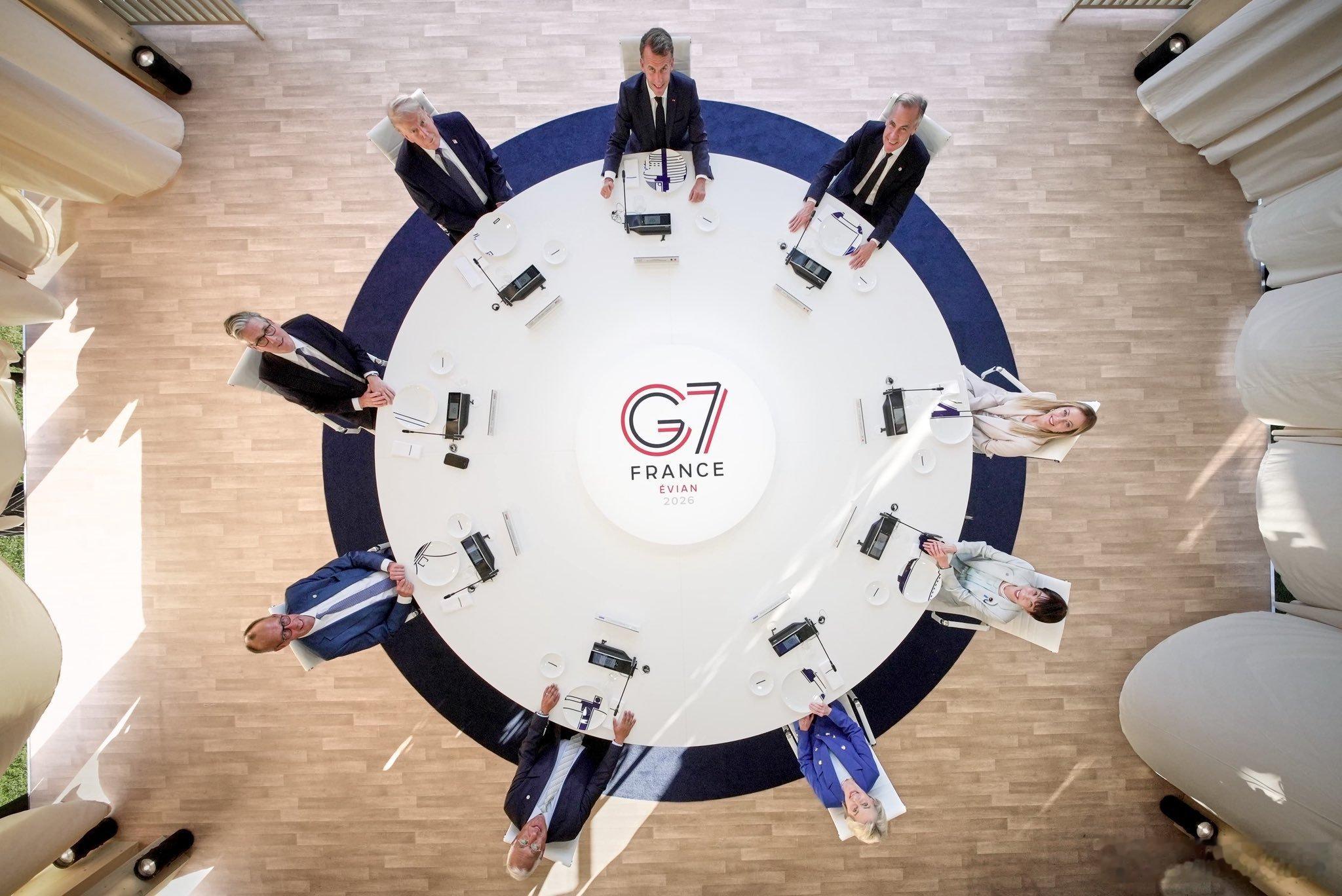 G7官方账号发布了一张来自法国会场的俯拍合影！从照片看似乎“很有创意”，在场的都