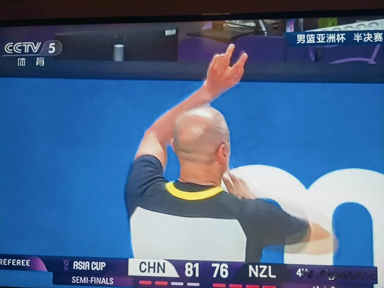 向黎巴嫩的裁判致敬！这场比赛可以说是裁判在场上表现的，绝对的是让人信服！可以说是