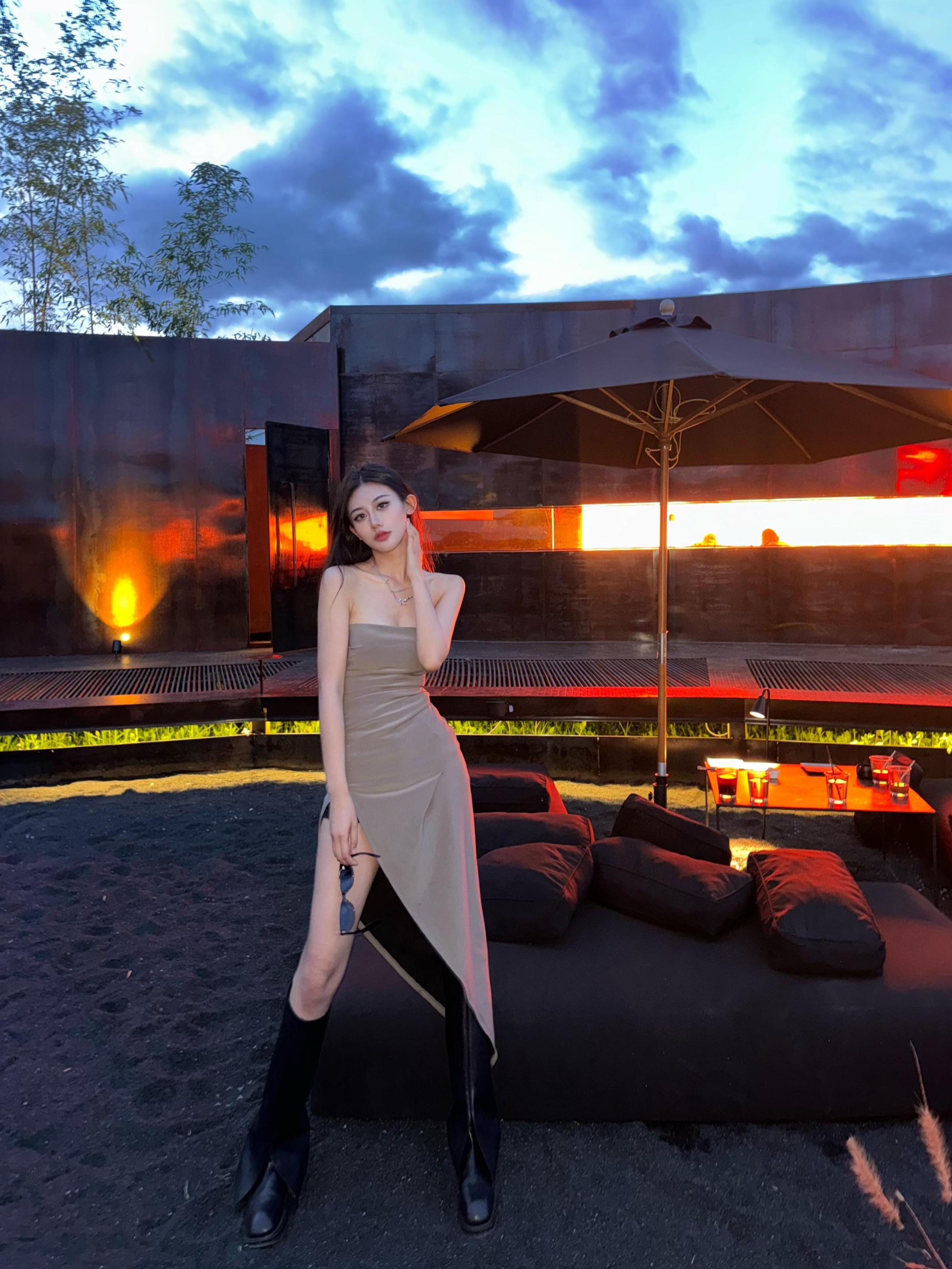 一半是日光，一半是霓虹。 把生活调成自己喜欢的频道， 在暮色四合时，遇...