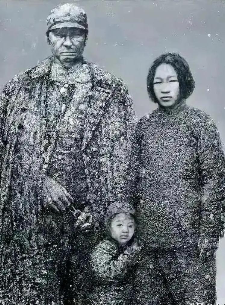 1937年初，日本兵将一家三口押到了刑场上。当父亲被他们砍断脖子后，5岁的小男孩
