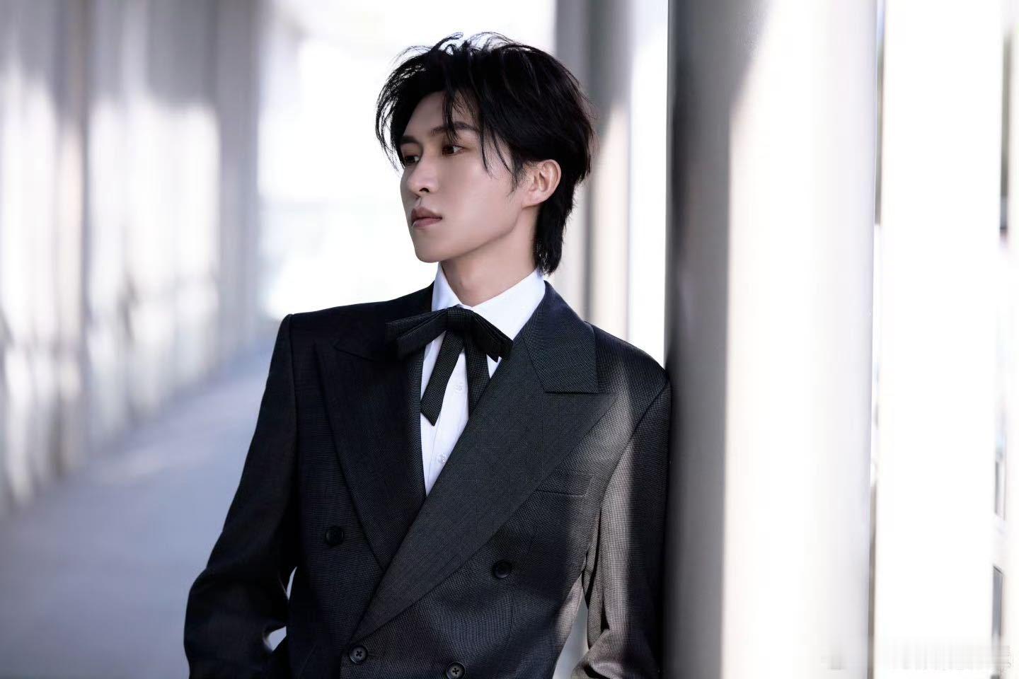 张集骏看似光鲜亮丽其实穿上秋裤了 表面气场全开，实则秋裤护体，在风度和温度之间，