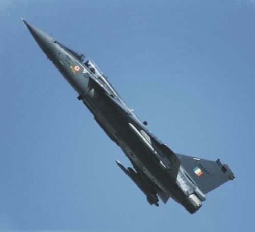 坠毁反夸抗电磁？印度军工，这操作谁懂啊！
 
迪拜航展上印度光辉战斗机突发坠毁，