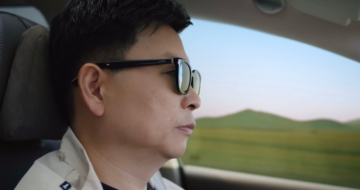 余承东首次拍摄广告片看到余承东在草原上放空的镜头，瞬间就被那种无拘无束的感觉打动
