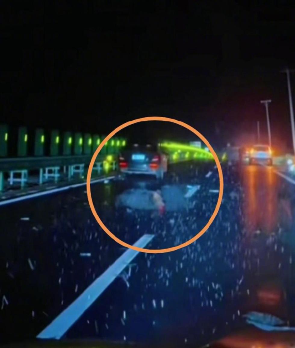 11月1日，一女子开车行驶在吉林省白山市松江河至二道白河环山县国道上， 突然一头