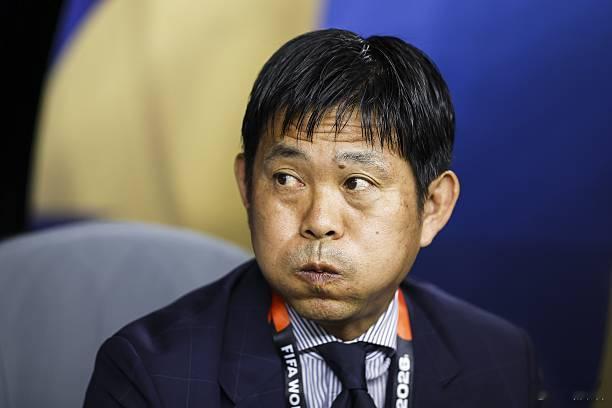 荷兰vs日本 总感觉这森保一憋着什么坏招儿啊！上半场日本队就是以防守为主，控球率