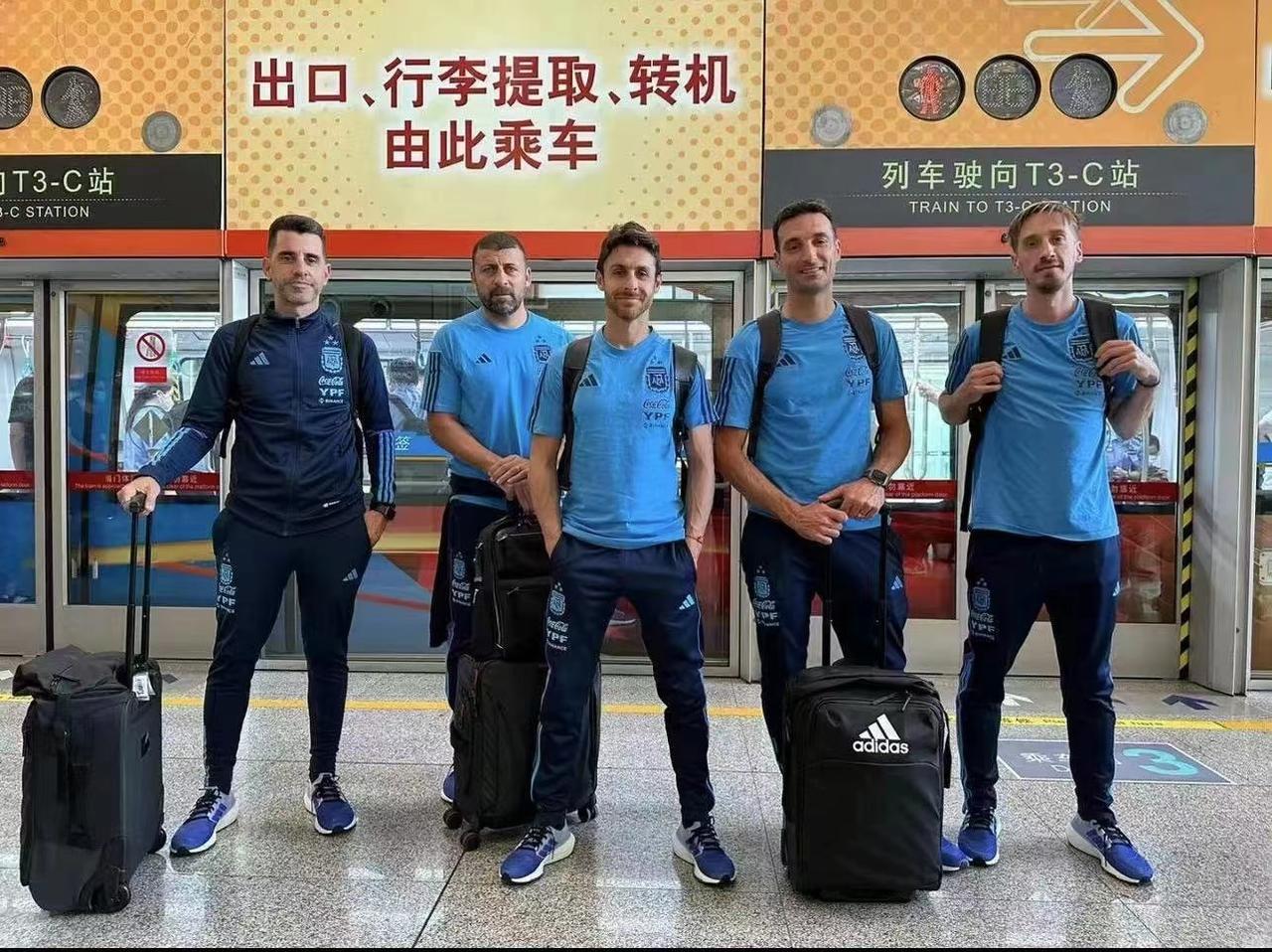 艾马尔，来中国捞金，还要站C位[捂脸]，真不愧是梅西的偶像，但是搞得后面的哥们像