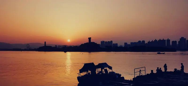 僧人江心岛欲跳江！官方通报背后，一场规则与慈悲的撕裂让全网破防
 
零下江风里，