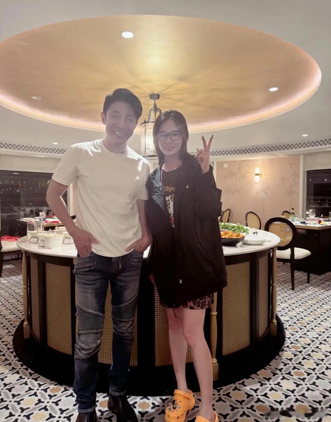 撒贝宁在重庆三峡游轮餐厅吃饭被偶遇，他的穿衣打扮时尚有型，身材又高又瘦，他与粉丝