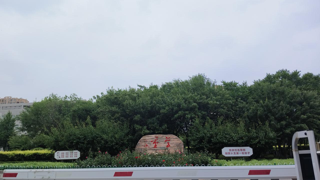 从山东聊城搬到营口鲅鱼圈，我第一眼就相中了营口市鲅鱼圈区实验学校这片儿。这学校前