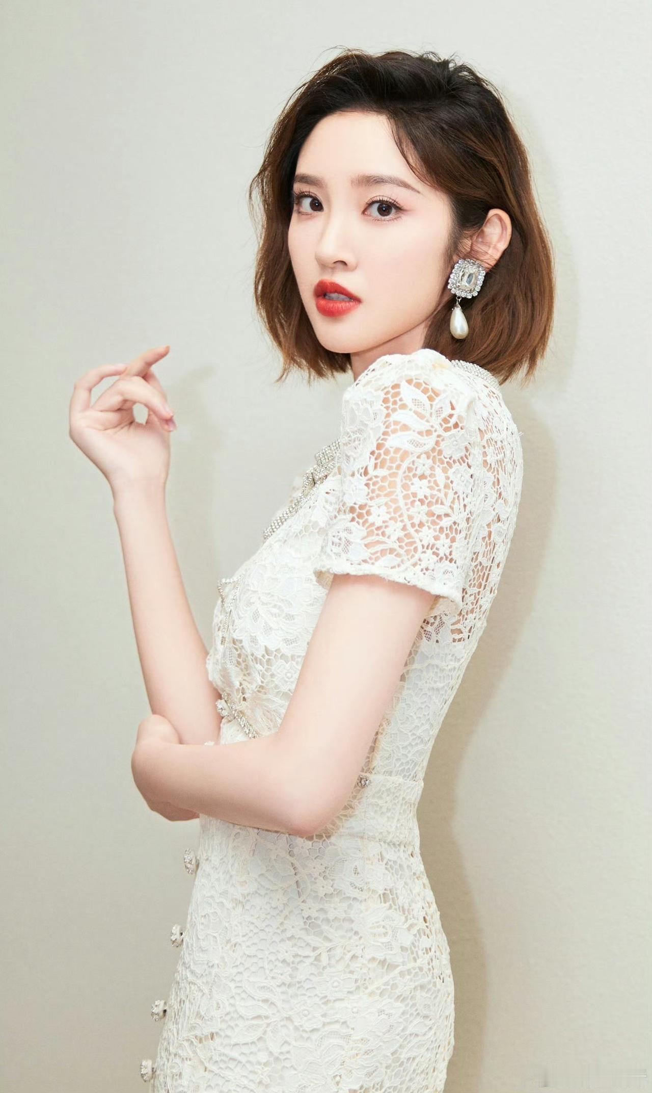 艺昕蕾丝白裙优雅谢幕，这笑容治愈力满分[飞吻]
唐艺昕