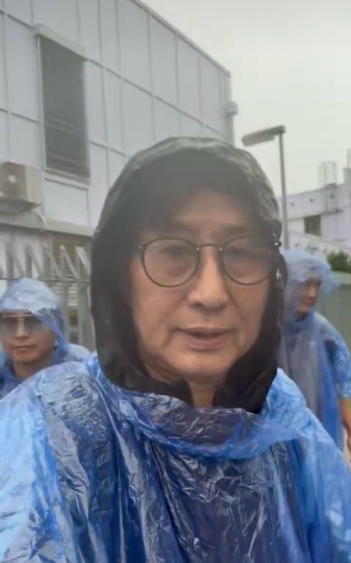 没想到，它还是个“高端人才”！说什么为了自由……原来是想出去搞零元购。

据说，