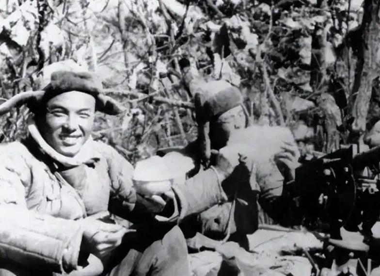 1951年，180师15名战士被困敌后，靠着抢美军物资活了300多天，归队时，哨