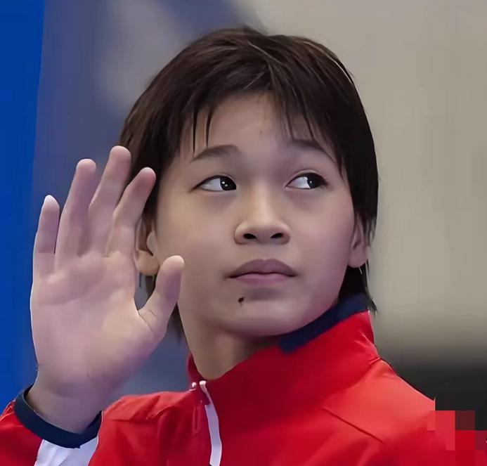 退役冠军直播间尴尬卡壳，全红婵一个举动救场？

当奥运冠军在简陋背景前念错商品信