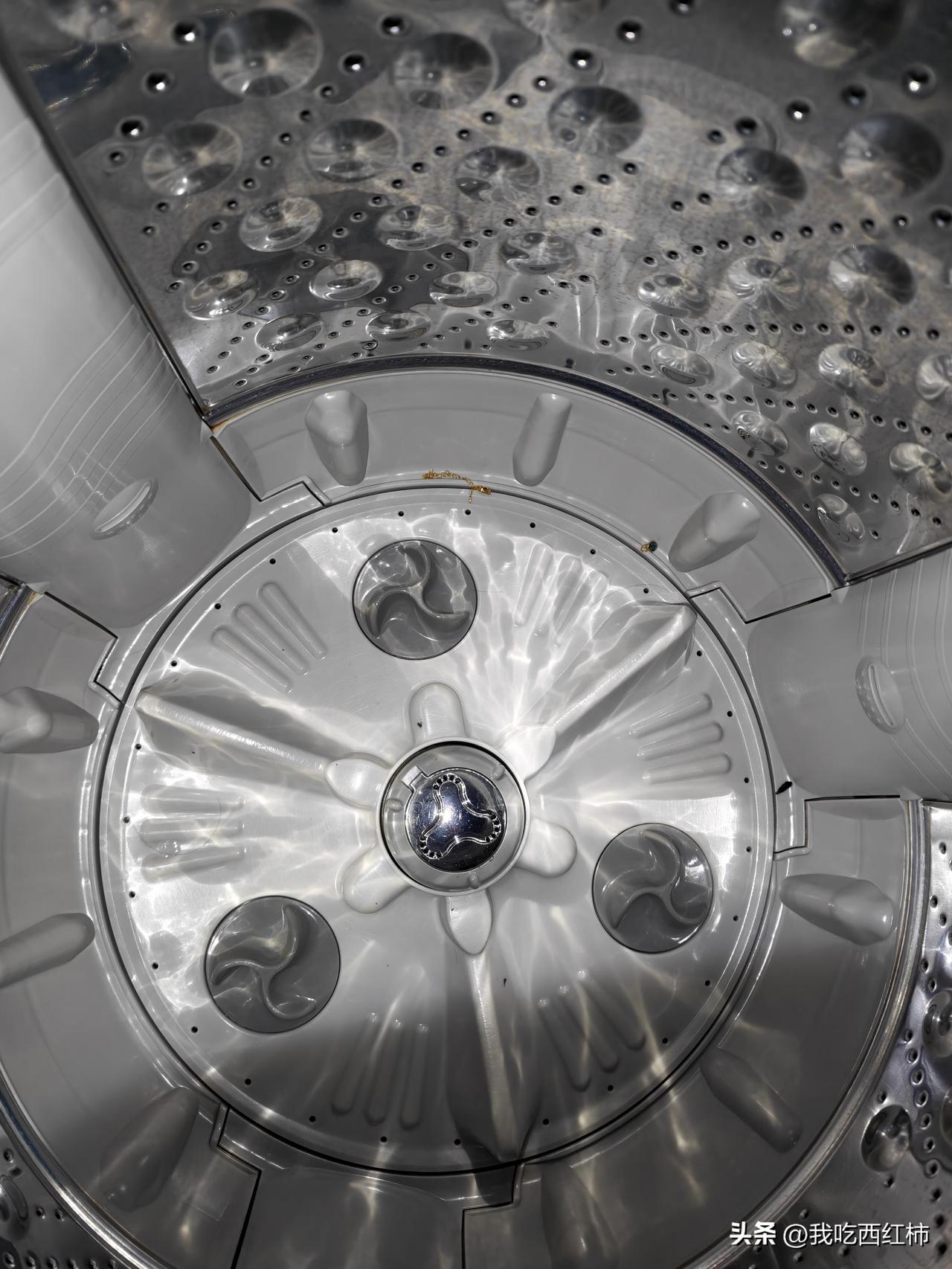 心跟着金链子一起碎了💔
发现自己一条细金链子不见了，
翻找了照片最后一次拍到它