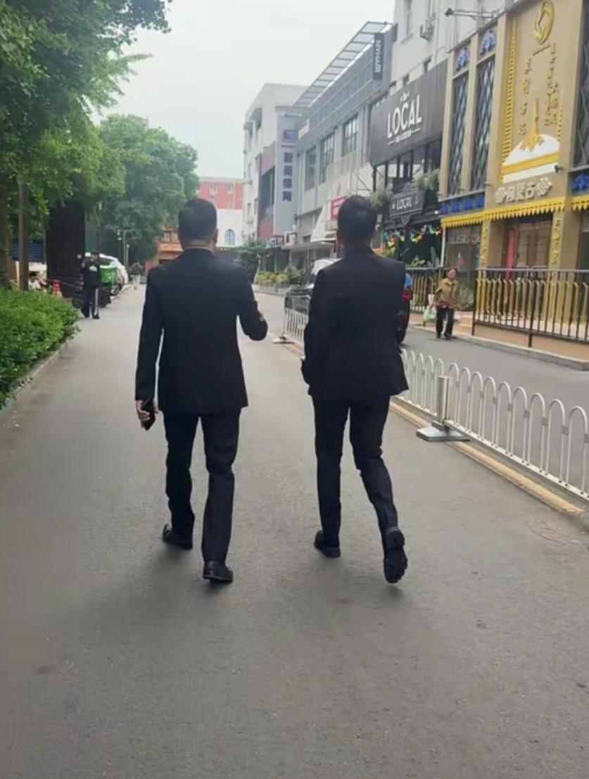 汪小菲和安总走出来炸街了，这两个人身材管理得可真好，一身黑色衣服帅气十足。大众揽