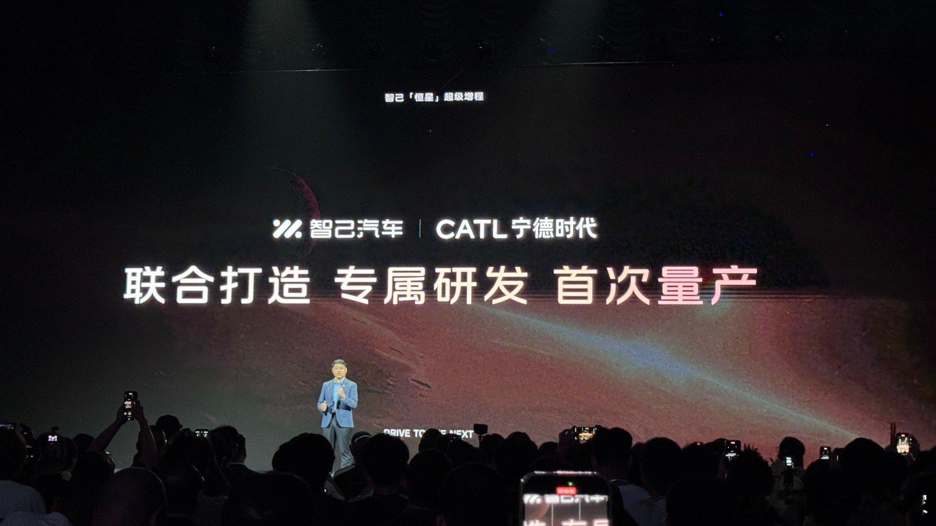 智己的增程路并非单纯加个油香和发动机。而是装了一个接近纯电车的66度大电池，纯电
