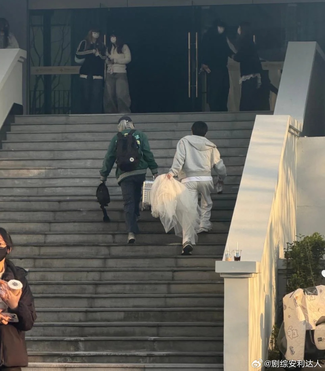 田曦薇今晚会戴头纱吗田曦薇追剧团道具有头纱逐玉 追剧团现场发现田曦薇和张凌赫的道