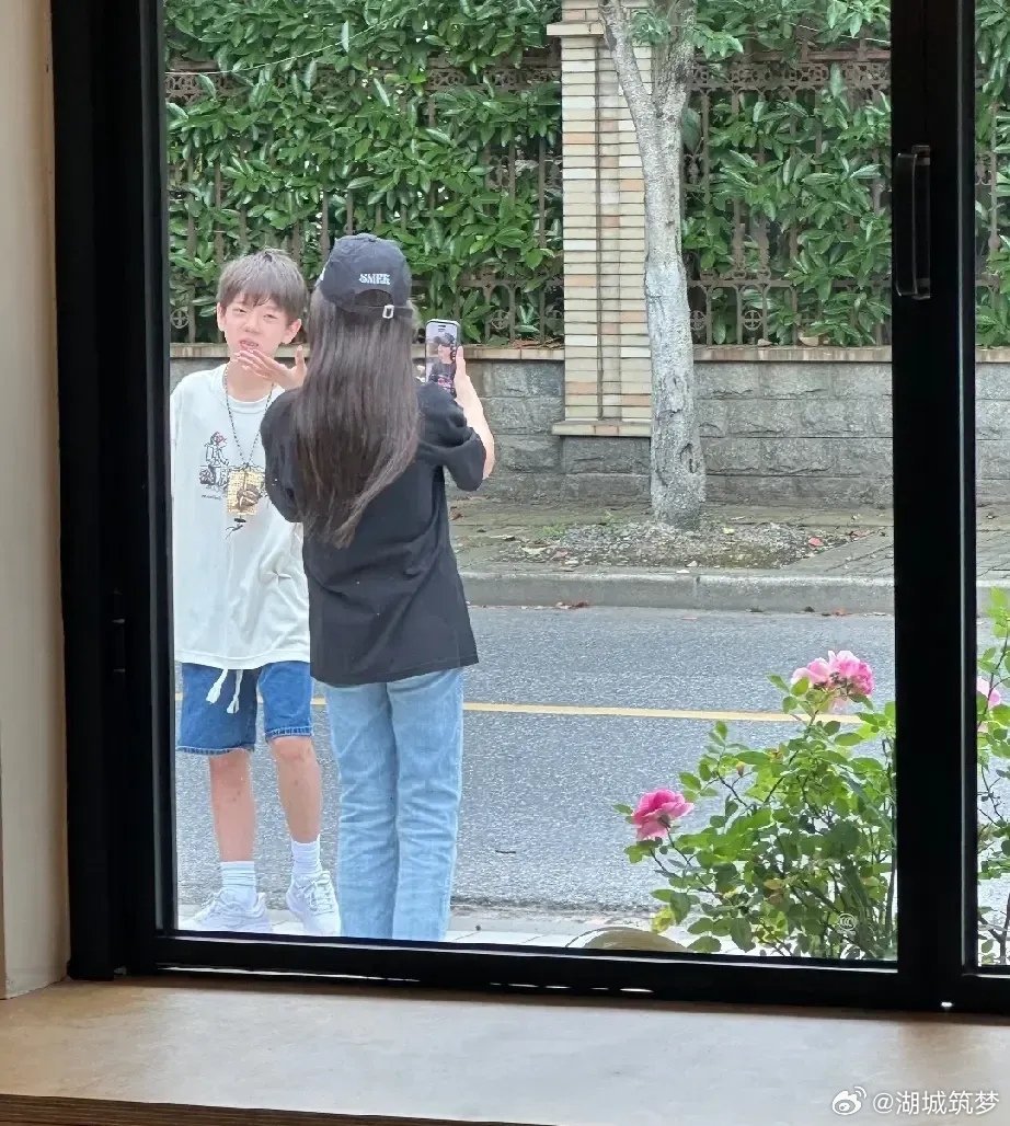 海门咖啡店偶遇嗯哼和甜馨12岁嗯哼又长高了妈妈是闺蜜，两个小孩也是好朋友，真的超